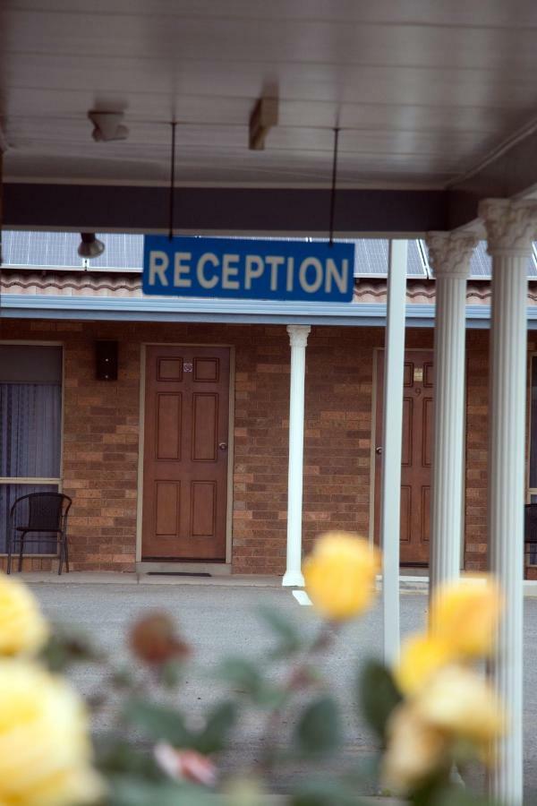 Highway Inn Motel Hay Exterior photo